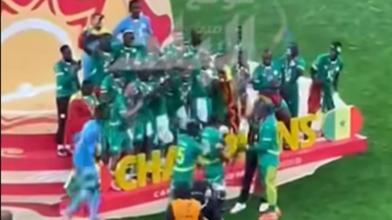 بالرقص والأعلام.. ساديو ماني يقود احتفالات السنغال بلقب كأس أمم أفريقيا في الرباط